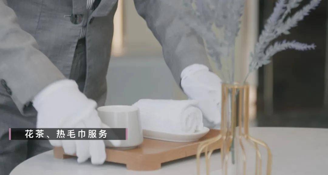 03:花茶,热毛巾服务:为客人提供热毛巾和花茶.