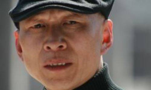 老戏骨李明开启直播带货 曾在电影《举起手来》中饰演翻译官_角色