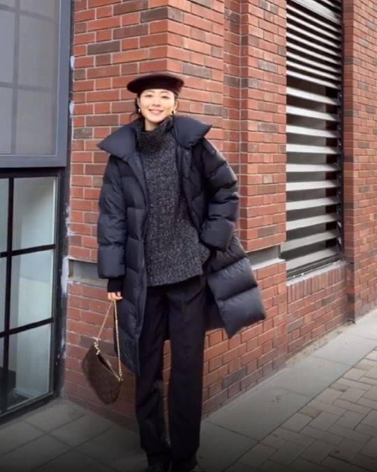 颜色 谁说黑色羽绒服老土？35岁博主连搭7套时髦显气质，每套都想照搬