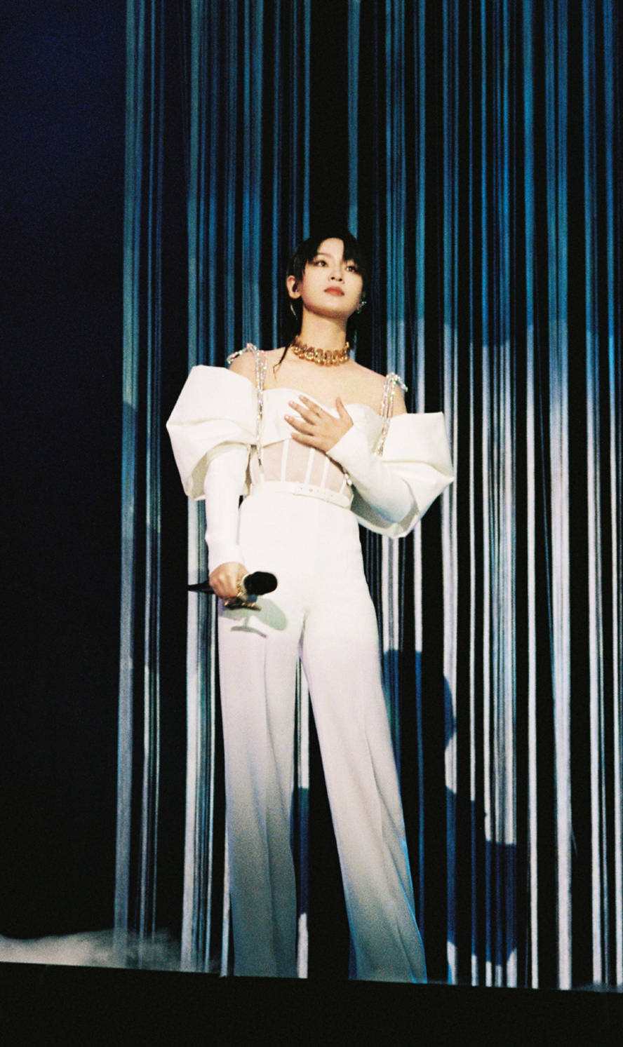 整体 周笔畅又玩新花样,两身抹胸搭配设计感拉满,造型好似冰火两重天