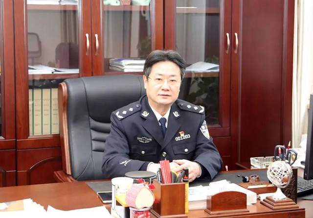 李亚尼简介:1964年11月生,研究生学历,一级警监警衔,教授,中共党员.