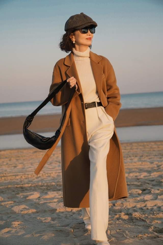 配饰 三木妈不愧是“穿搭界”的佼佼者,大衣造型减龄时髦,照穿就很美