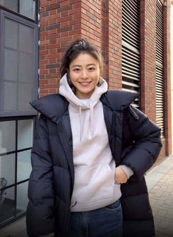 颜色 谁说黑色羽绒服老土？35岁博主连搭7套时髦显气质，每套都想照搬