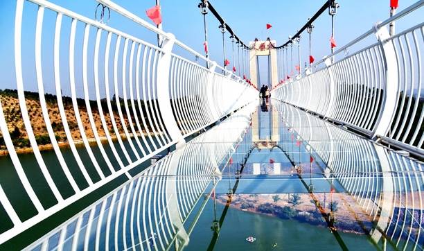 航拍广州这座湿地玻璃桥，壮观如虹，气势磅礴