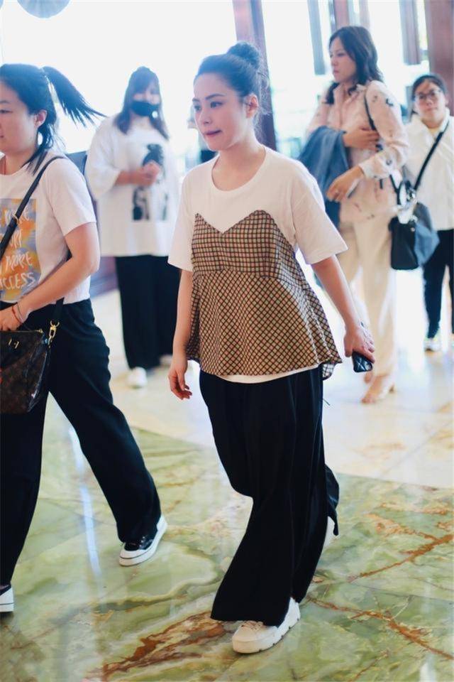 钟欣潼 阿娇假两件T恤露面，搭阔腿裤身材五五分，靠颜值减龄看不出37岁