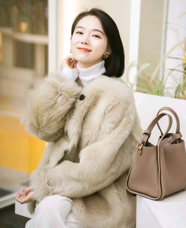 服装 冬天穿衣别太普通，可以借鉴这三套穿搭示范，满满的高级感