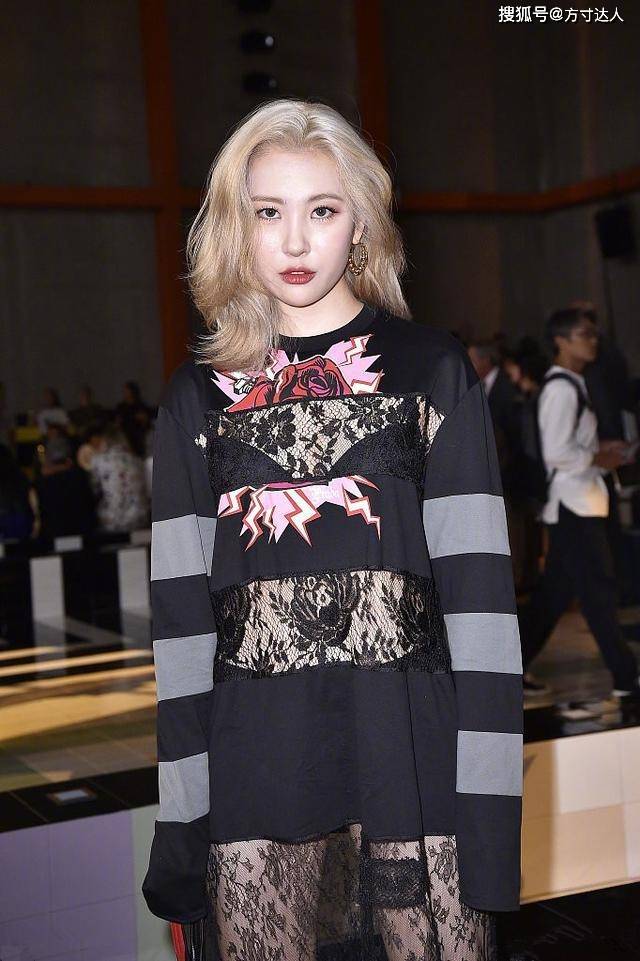 黑色 172cm关晓彤与166cm李宣美，时装周同框比美，不是腿长就能赢