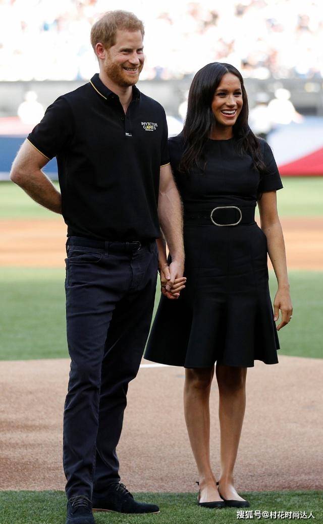 原创哈里王子夫妇穿情侣配色亮相王妃穿黑裙胖一圈竹竿腿依然抢镜