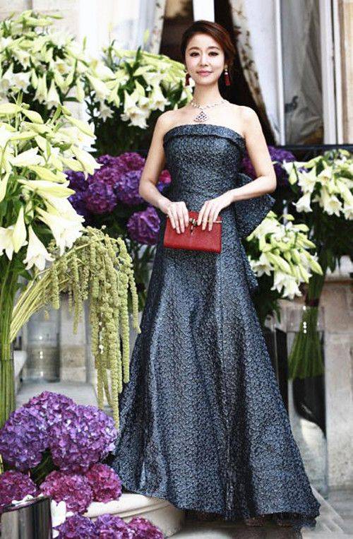 服装 林心如为新剧做宣传，搭配质感金属裙好酷，红唇卷发气质好