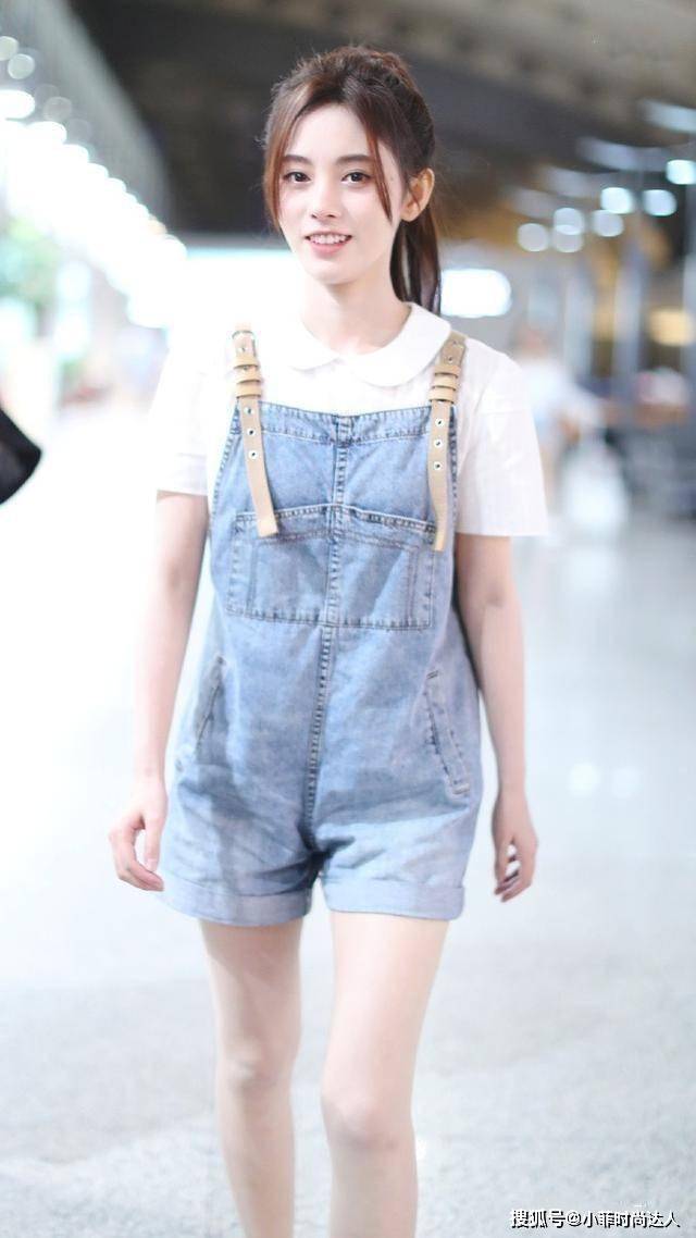 鞠婧祎 25岁鞠婧祎不扮成熟不装嫩，穿背带裤清新活力，这是真正的少女感