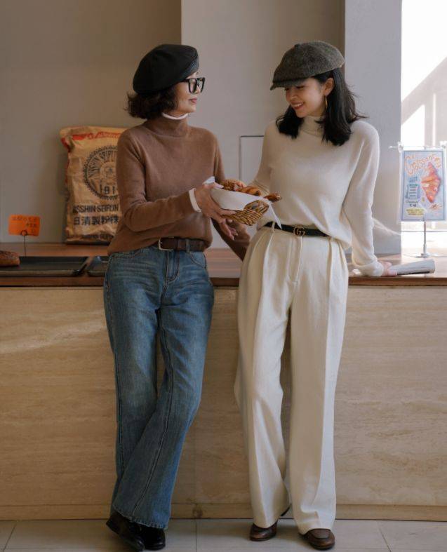 颜色 三木和妈妈人手一条的小白裤，出镜率也太高了，这样穿显瘦还高级