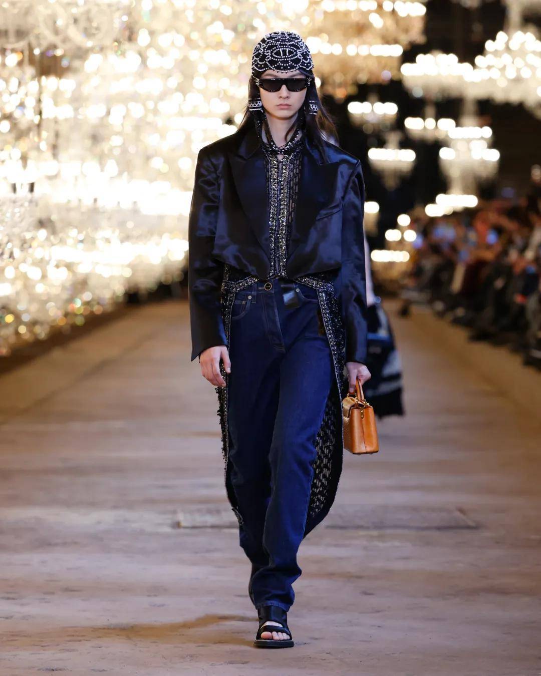 Vuitton 路易威登运1200盏华灯来上海办舞会,章子怡刘嘉玲舒淇全来了!