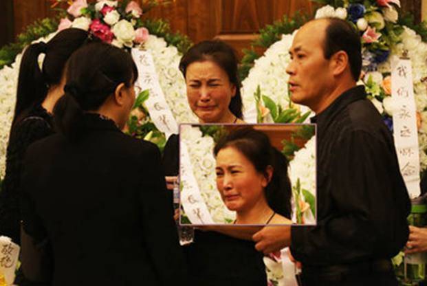 曾是"最美警花",丈夫去世后却守寡多年,为爱坚守至今单身_王茜_徐庆东