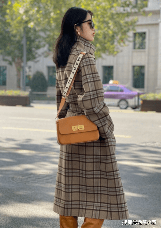 棕色 长筒靴不好搭配?那是你没遇到这4件上衣,这样穿上气场全开