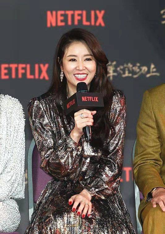 服装 林心如为新剧做宣传，搭配质感金属裙好酷，红唇卷发气质好