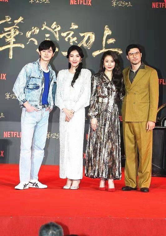 服装 林心如为新剧做宣传，搭配质感金属裙好酷，红唇卷发气质好