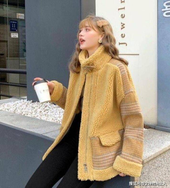 较大的 色彩的选择黄色衣服会很显气质高贵色彩，较大的领子在冬天可以起到保暖的作用