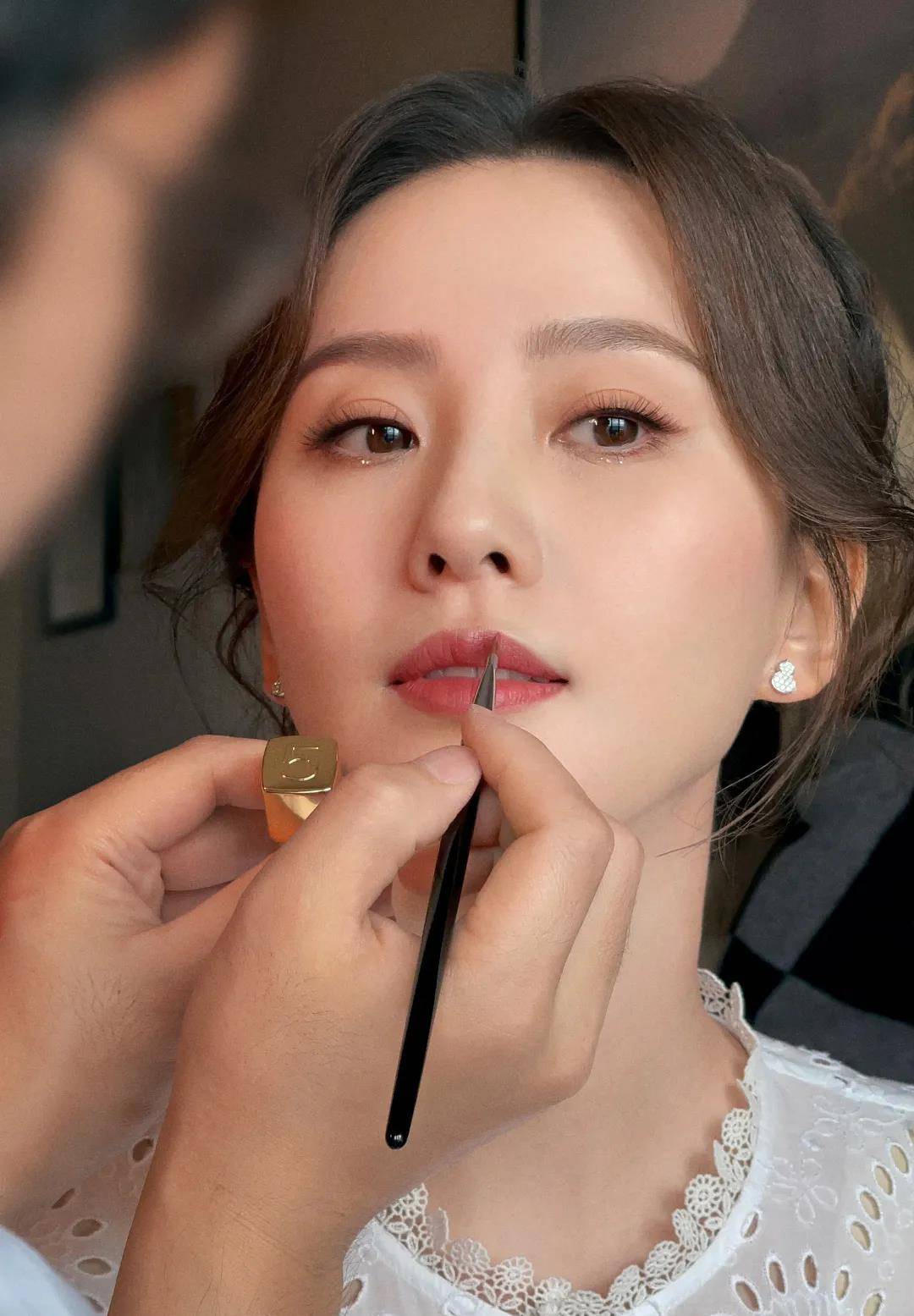 杨单靠富家千金妆出圈的欧阳娜娜，这次美成了鞠婧祎2.0？