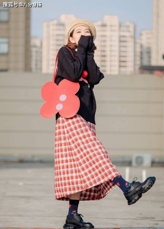 短袜 今年流行这几款半身裙,优雅温柔又百搭,照着穿准没错