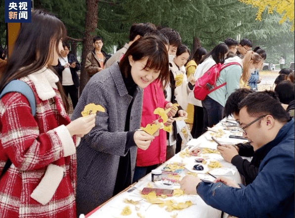 通知书|太浪漫！这所高校收集上千片叶子，只为这件事??