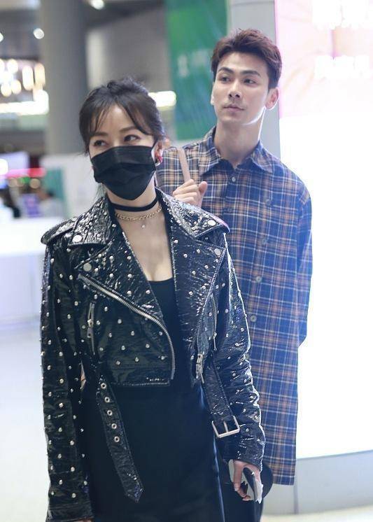 御姐 “皮衣+缎面裙”才是御姐必备造型，跟着陈紫函这样穿，酷飒有范