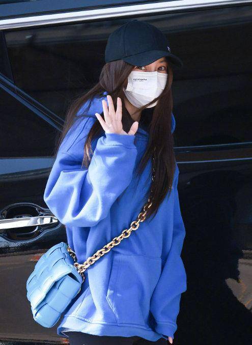 杨颖当 杨颖当妈后挺会穿，宽松卫衣+健美裤，休闲减龄，好身材更藏不住