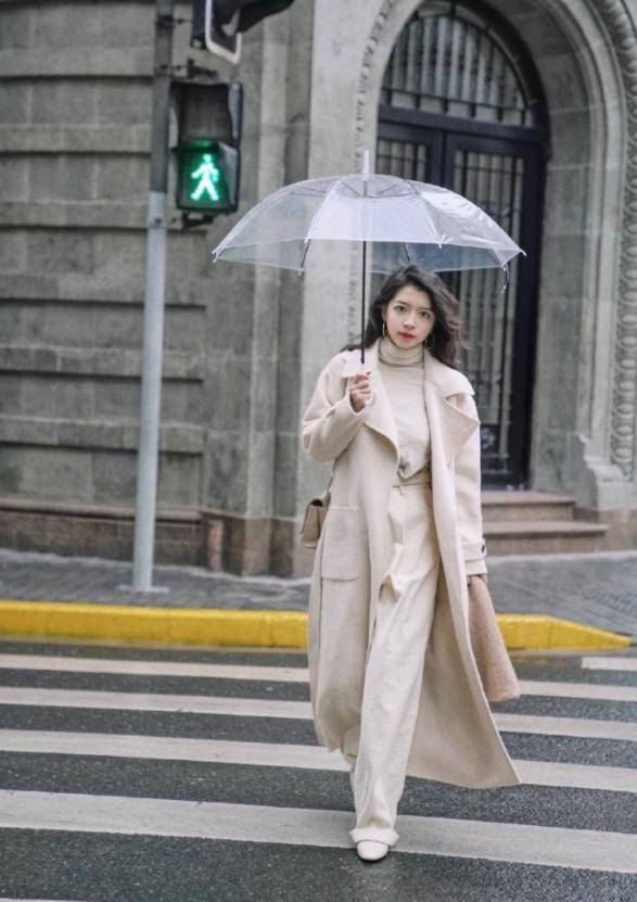 显得 “女神博主”三木真会穿！绿色西装搭配针织衫干练清爽，高级精致