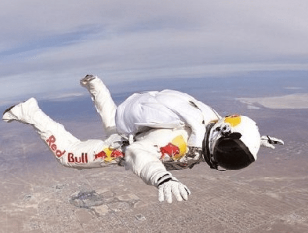 3.9万米挑战近太空跳伞,依然能回到地球,地球引力范围有多大?_万有引