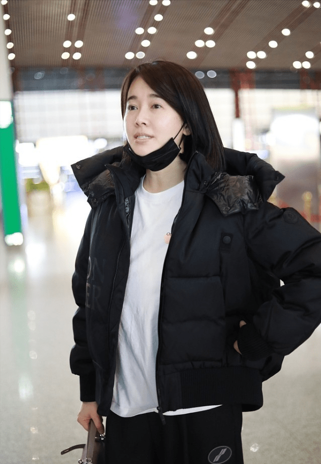 原创左小青无惧素颜直拍44岁还有白嫩果冻肌羽绒服穿得挺清纯