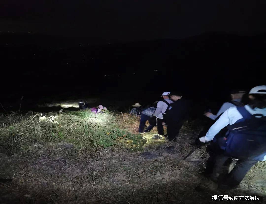 茂名高州：驴友被困山顶，警民深夜营救