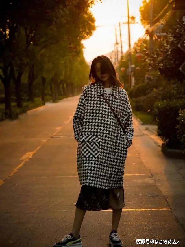 帆布鞋 秋冬穿大衣，就别配靴子了！这3双鞋与大衣更“合拍”，时髦高级