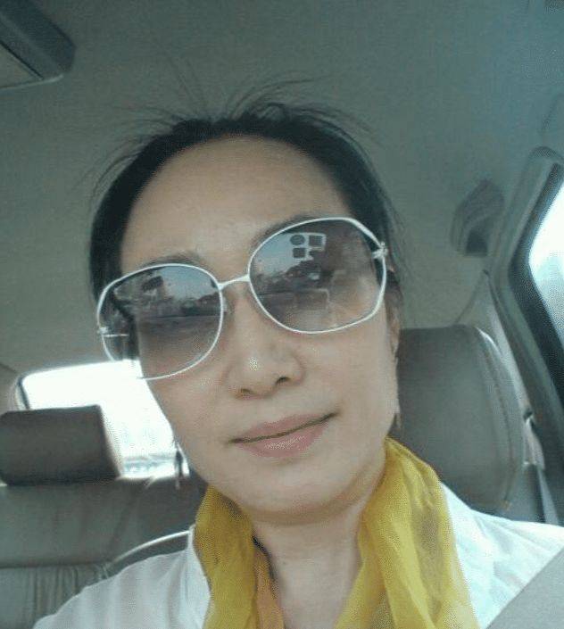 曾是护士阴差阳错成为演员,丈夫去世13年,独自抚养女儿至今未嫁_潘结