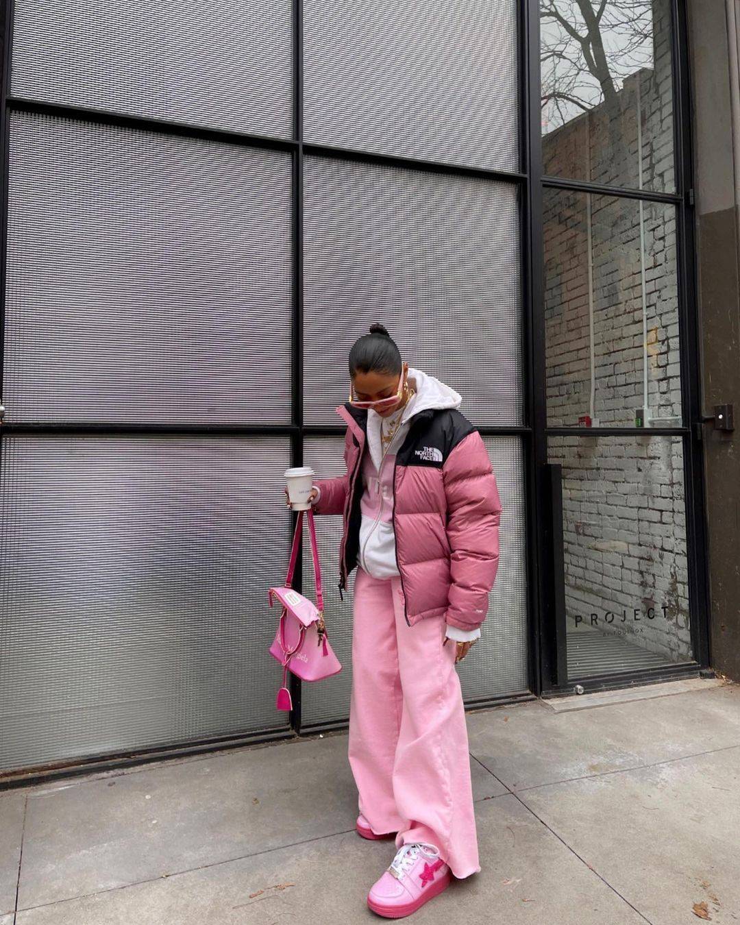 黑色 羽绒服每个冬季都在穿,颜色应该怎么选,这3大色系是潮人的必备