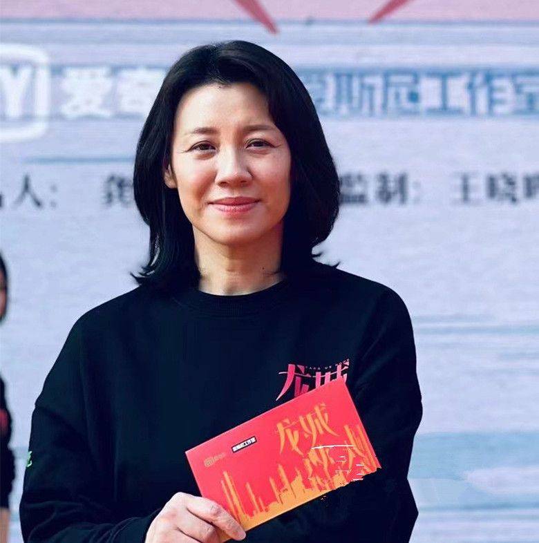 显得刘琳皱纹不修掉也不磨皮，皮肤粗糙坑洼多，但真实的才漂亮优雅！