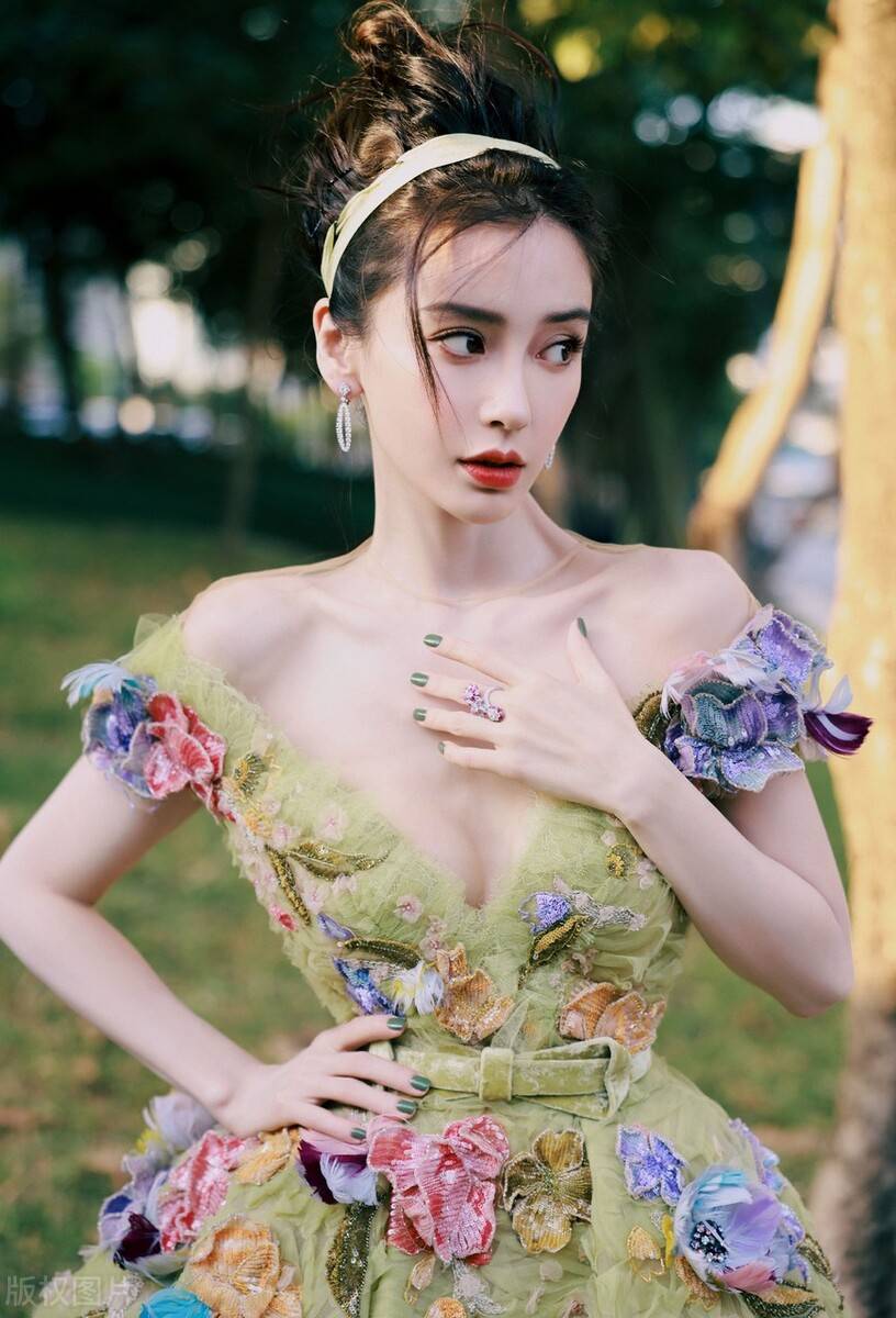 杨颖杨颖Angelababy最近的礼服裙造型好美，宛如花仙子