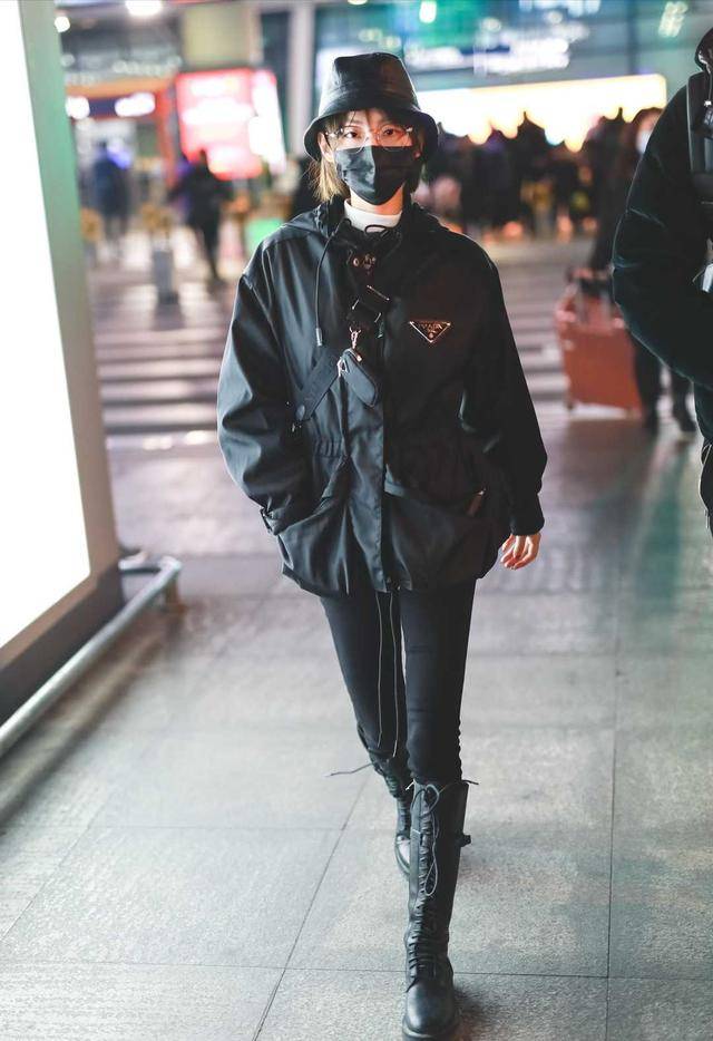 因为 张嘉倪真是“人间水蜜桃”，浅绿色薄纱连衣裙清新脱俗，活力满满