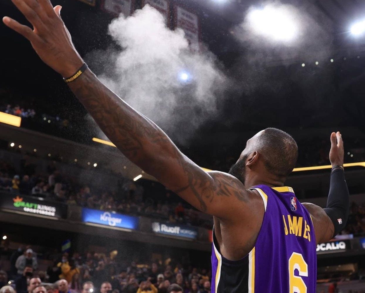 原创再现霸王步!詹姆斯又搞特殊化,兴奋大跳要被罚款的舞蹈!