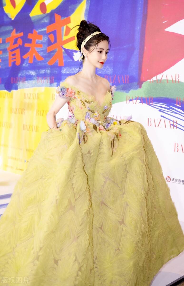 杨颖杨颖Angelababy最近的礼服裙造型好美，宛如花仙子