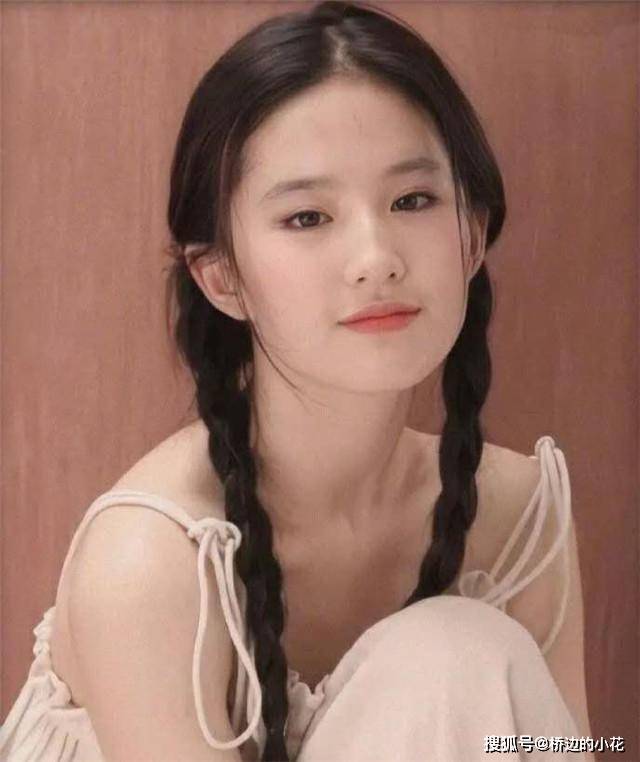 发型女人再懒也别披头散发！今年巨乖的4种“扎发”，时尚减龄显脸小