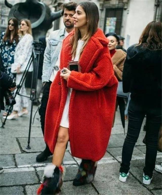 方面 女人过了50岁,不管穿大衣还是羽绒服,少搭这4双鞋,邋遢掉档次