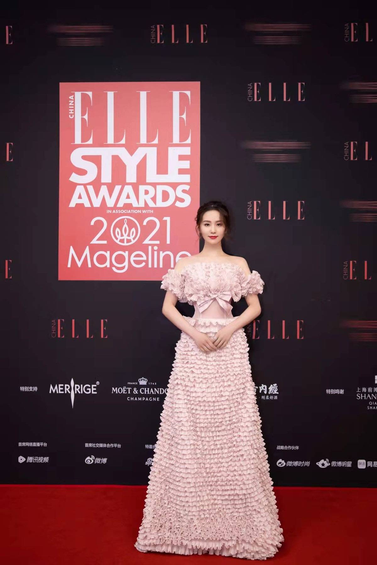 设计 刘诗诗：这粉色礼服太褶了？抹胸设计展现性感和优雅，你爱了吗？