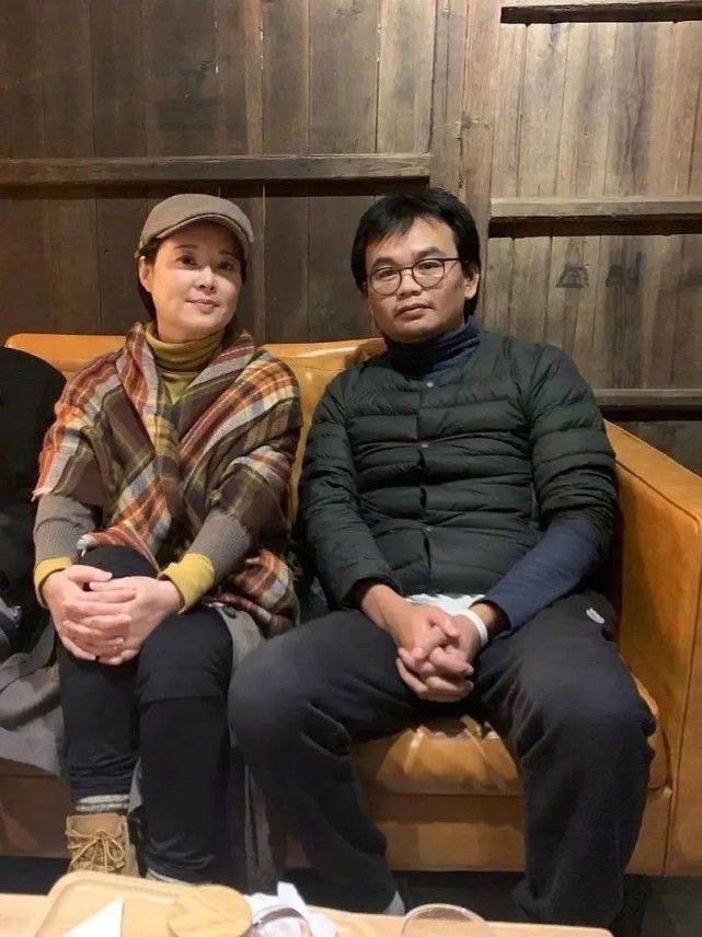 感觉袁立素颜上年纪，身材胖也不刻意瘦身减肥，是不漂亮但心地善良！