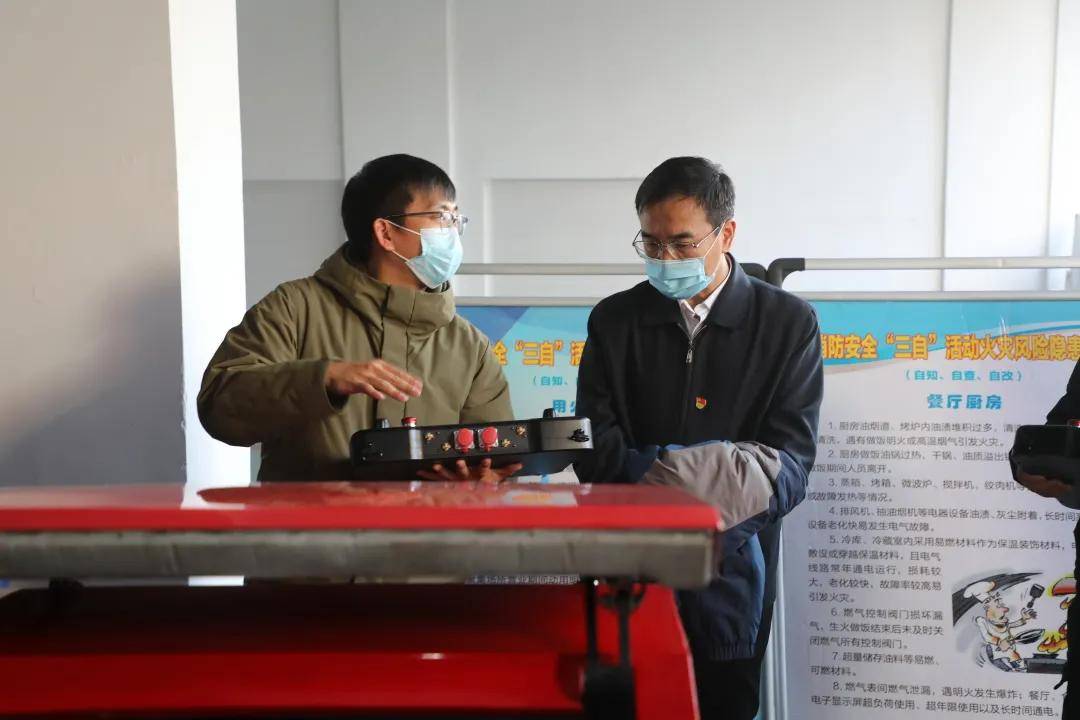 活动结束后,李万春总工程师一行与大家合影留念.