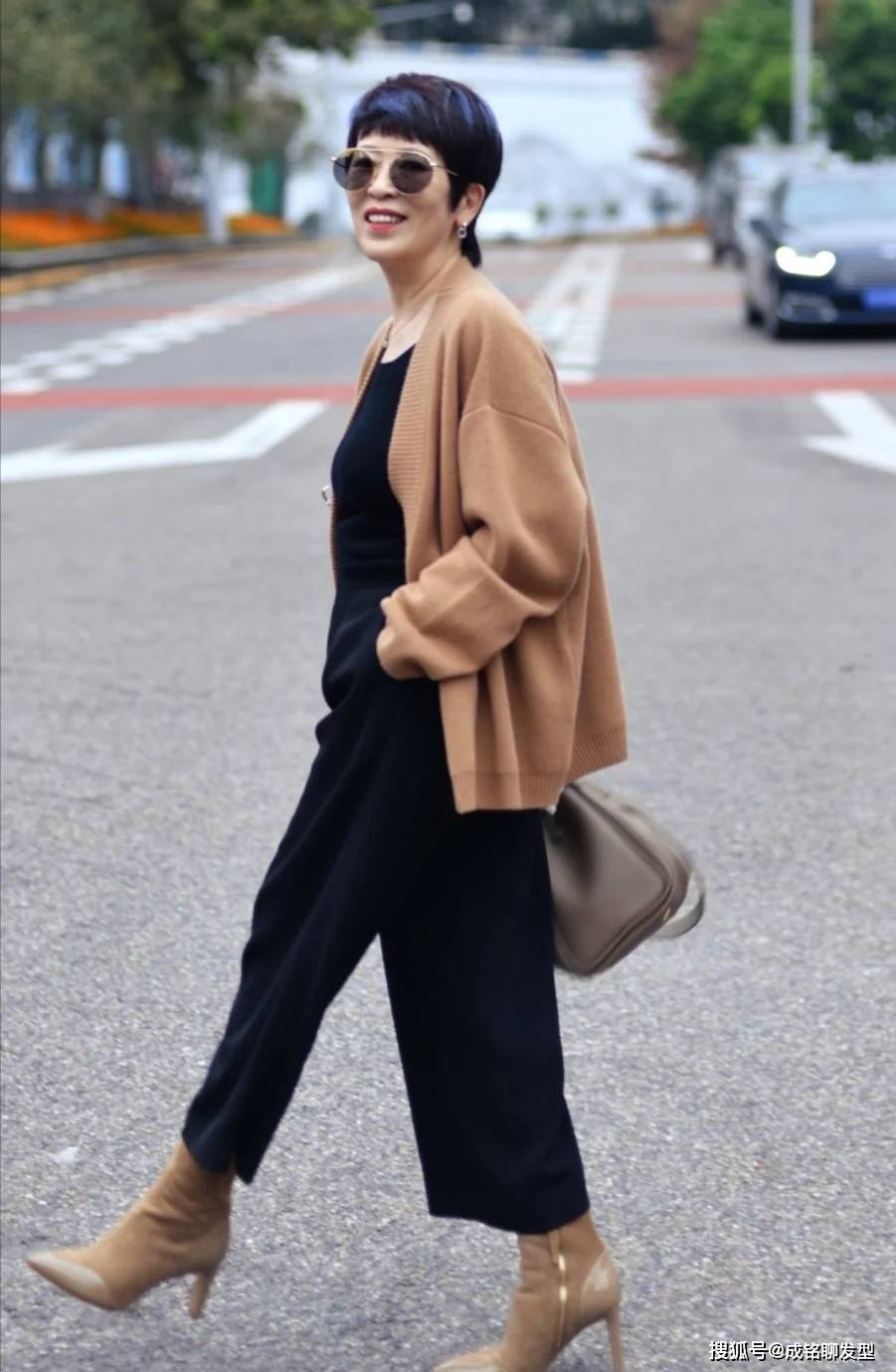 女士 这些才是60+女人最美的打扮，不扮嫩、不老气，自然真实又显气质