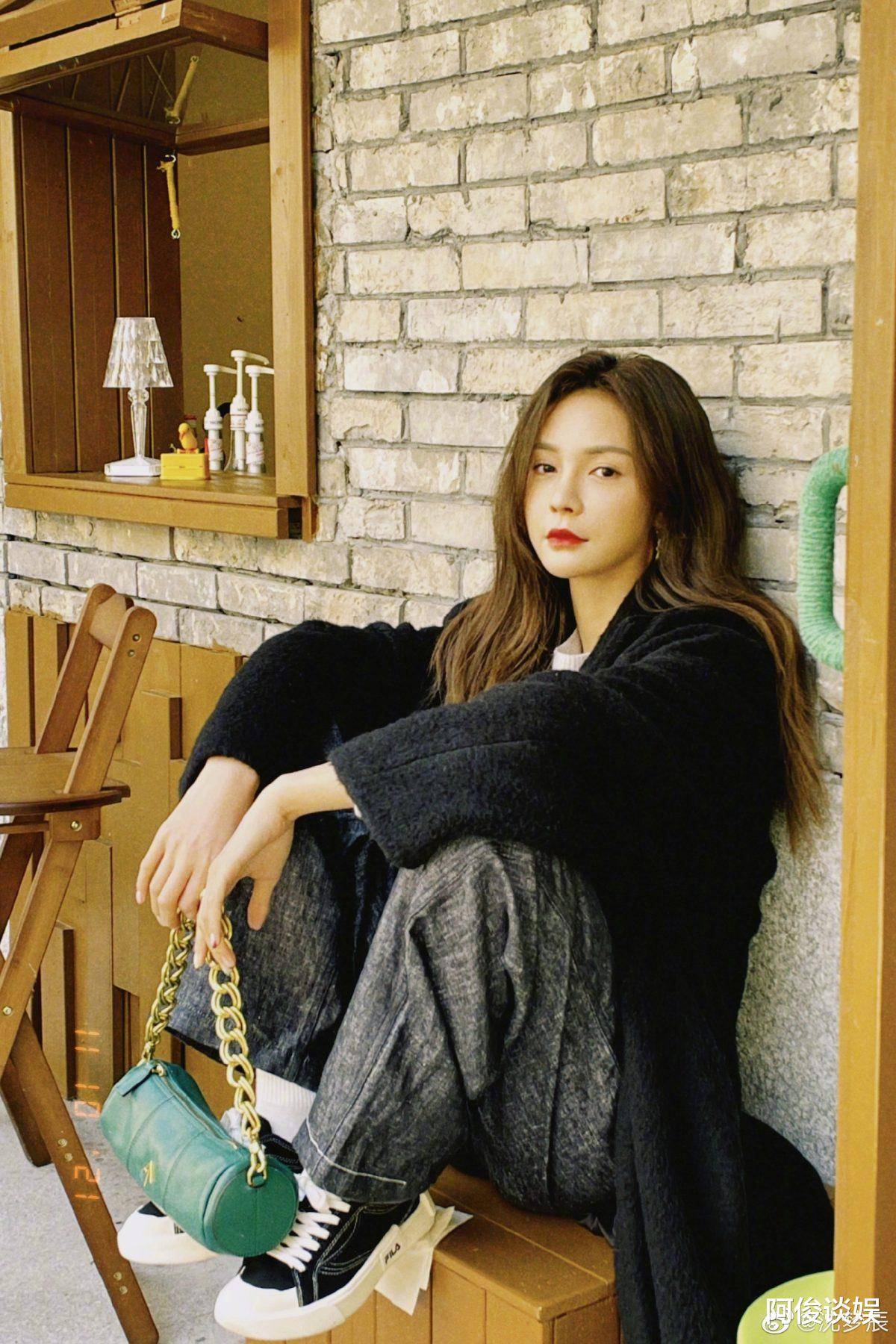 脸部|社死现场！沈梦辰脸部猛撞玻璃门发出巨响， 网友笑：证明鼻子是真的