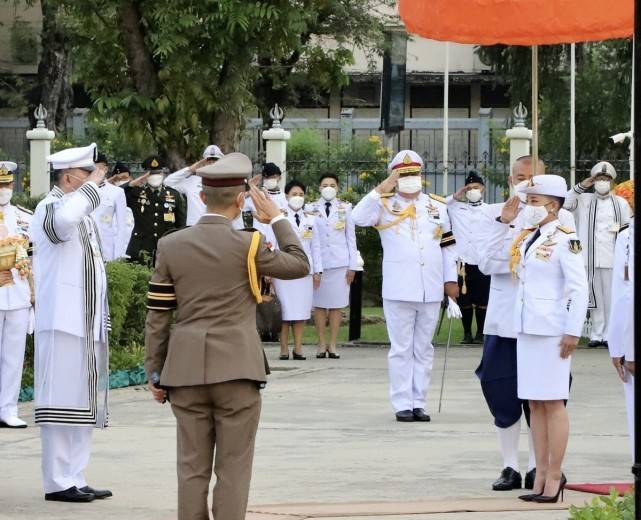 泰国长公主的新造型超a!s码军装暴露肚腩,配1公分的寸头好御姐