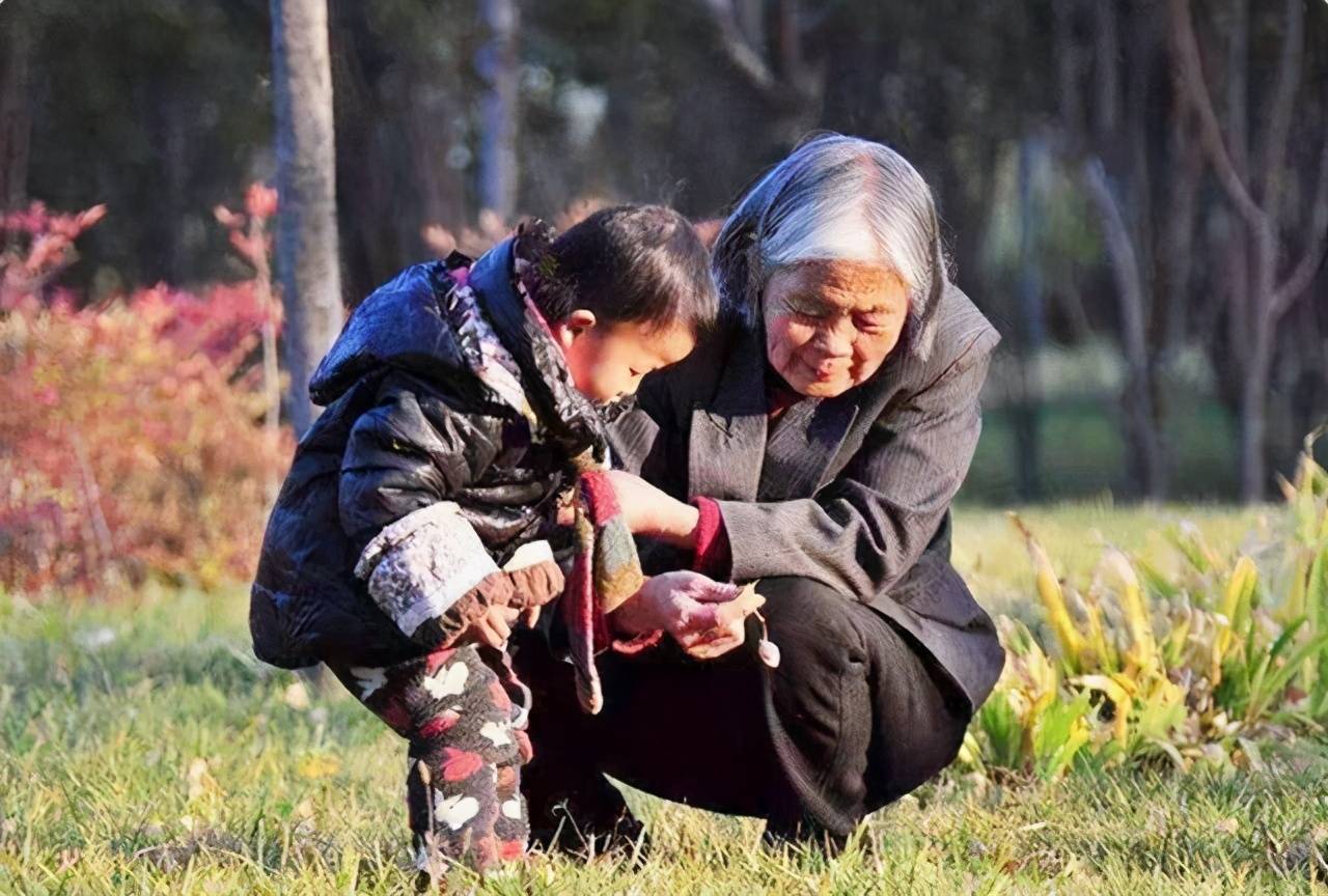 爷爷陪孙子打点滴