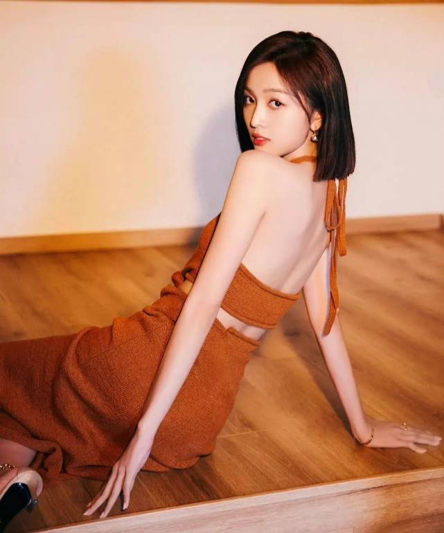 头发吴宣仪最新大片曝光，彩虹蛋糕裙搭配粉色长发，眼神明媚如初