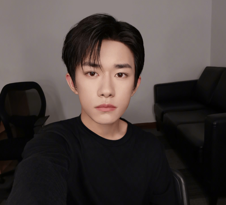 演技|李晨新剧正热播，网传又一新电影来袭，合作搭档易烊千玺吴京