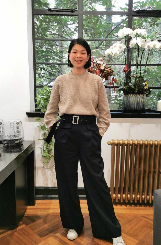 原创吕燕真不愧是超模!身穿酒红色丝绒西装精致高级,气场十足